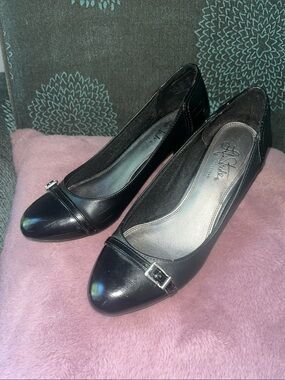 Life Stride Black Leather Pumps with Buckle